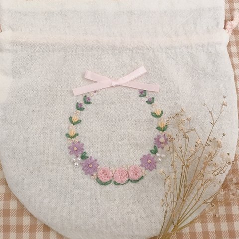 リース刺繍の丸い巾着