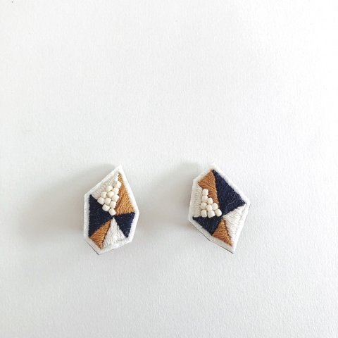 刺繍とビーズのイヤリング