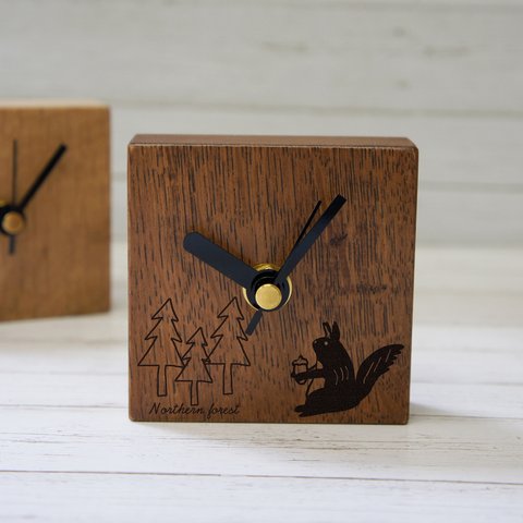 北の森に住む エゾリスさん 木製の置き時計