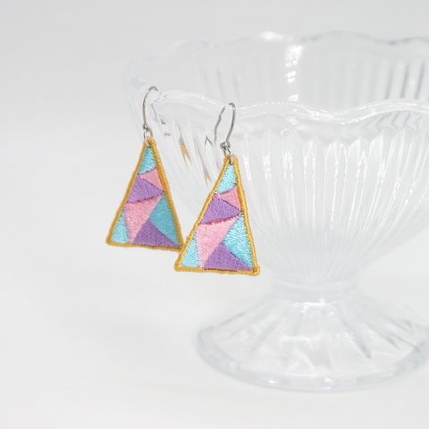 triangle 刺繍ピアス