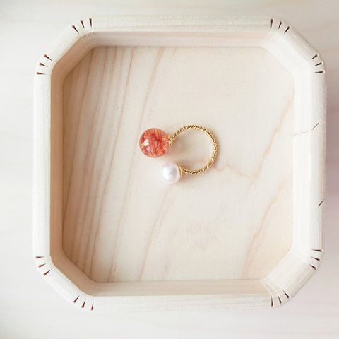 真珠と茜のリング