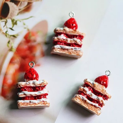 2個 ミルフィーユ　ケーキ　モチーフ　いちご付き　ピアス イヤリング アクセサリー パーツ