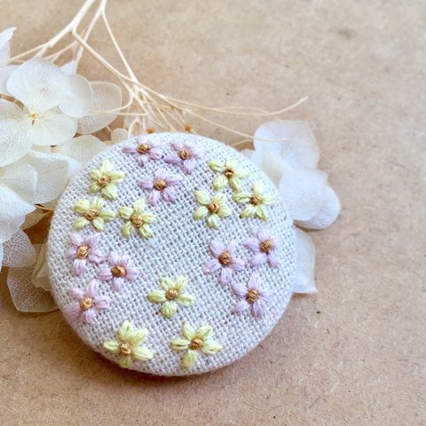 桜色の花の刺繍ヘアゴムorブローチ