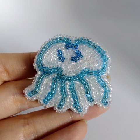 青い夏クラゲのビーズ刺繍ブローチ