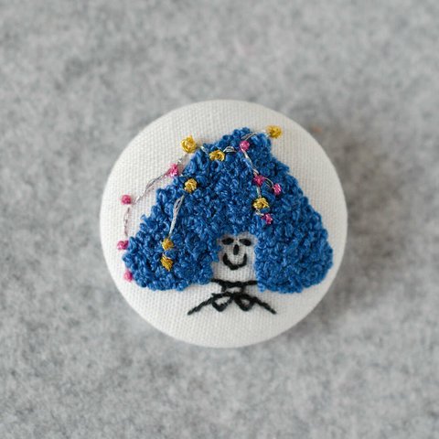 刺繍ブローチ★いて座おにぎりさんくるみボタン