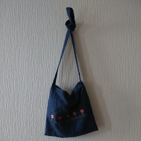 ネイビーの丸い花刺繍サコッシュ　　麻
