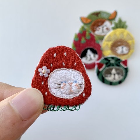 いちご姫/ねこかぶり　手刺繍ブローチ