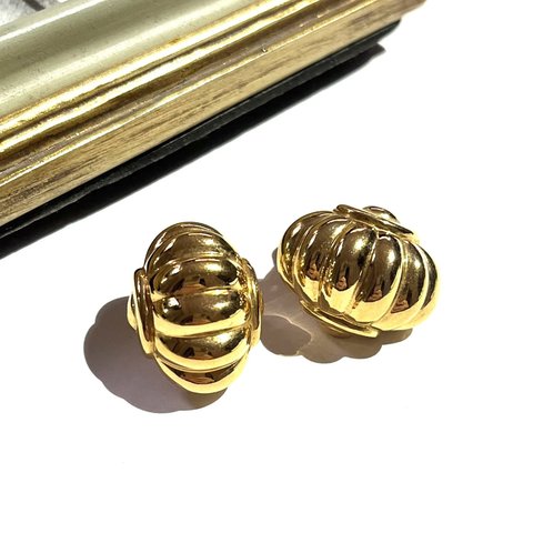 0863VINTAGE EARRING Monet  モネ　ぷっくりGDクラシックヴィンテージ　イヤリング　アンティーク  クラシカル　花　フラワー　大ぶりフォーマル　和　カジュアル　ビジュー　結婚式