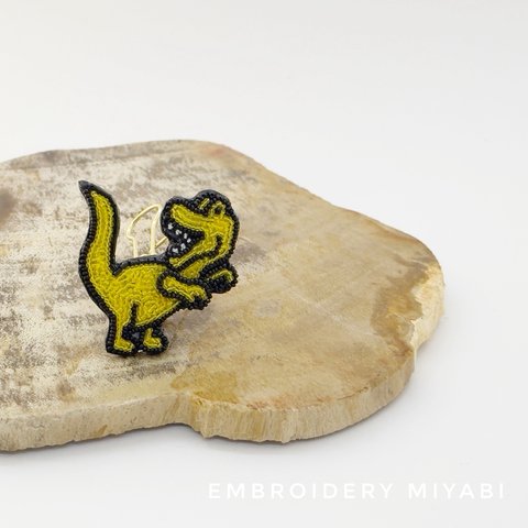 送料無料　”　恐竜　ちいさなティラノサウルスのビーズ刺繍ブローチ　crochet de luneville