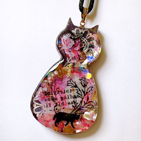 ぽちゃ猫in黒猫 オルゴナイト レジンネックレス バックチャーム キーホルダー：ピンク×ローズ