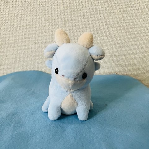 おすわりドラゴンのぬいぐるみ（ライトブルー）