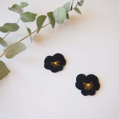 ［受注制作］大きめビオラの刺繍ピアス・イヤリング（black）