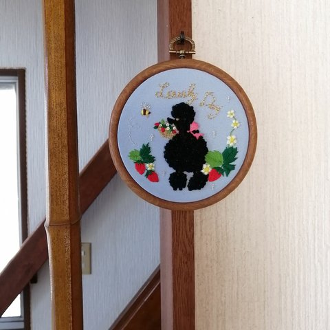 刺繍壁飾りLovely Day　ブラック・プードルちゃんの苺狩り【プードルグッズ】