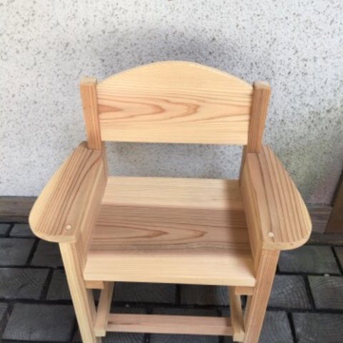 木製の椅子 子供用 肘掛け付き　無垢　