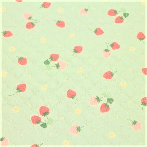 キルティング生地　イチゴ いちご 花柄 花 小花 薄い水色 Ｑ－２２２ 105㎝幅×50㎝