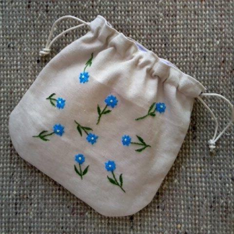 野の花刺繍の巾着。