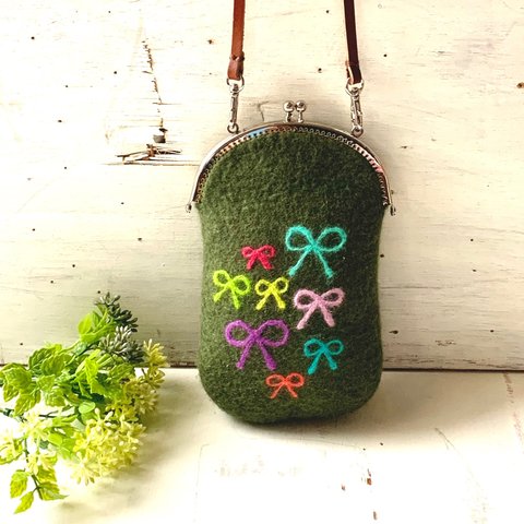 【セール中】リボンの羊毛刺繍フェルトスマホポシェット（モスグリーン）