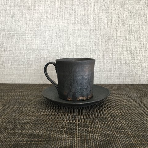 コーヒーカップ　黒土金彩マット