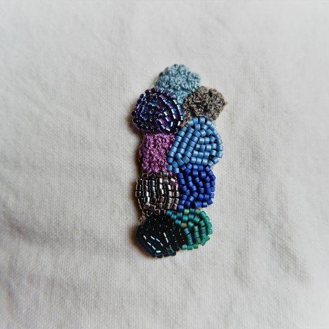 ビーズ刺繍ブローチ　matsubokuri シリーズ　ブルー×グリーン（ヘアゴム可）