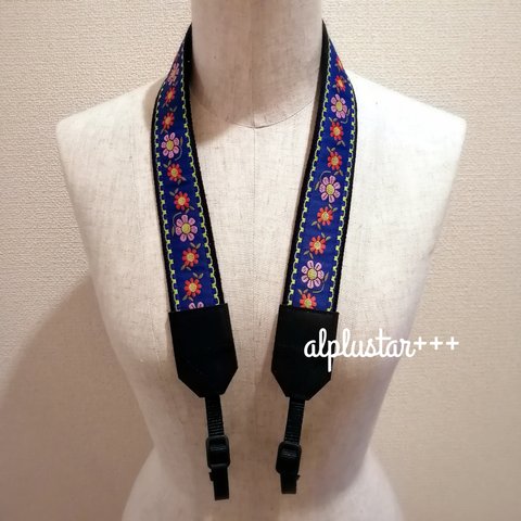 ☆新作☆【ピンクと赤いお花の刺繍】おしゃれ * カメラストラップ