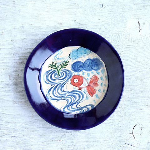 楽し気な青い金魚絵の丸皿（瑠璃色）