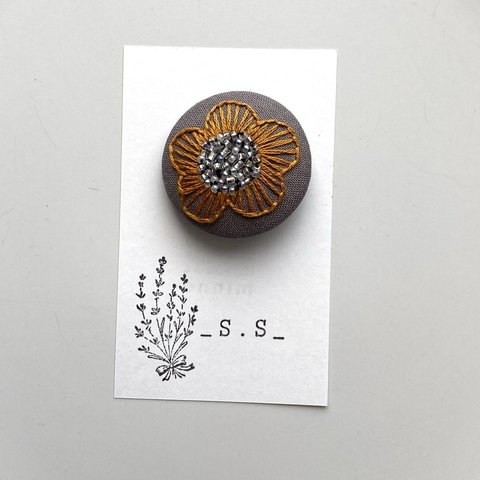刺繍・くるみボタンのヘアゴム・ブローチ