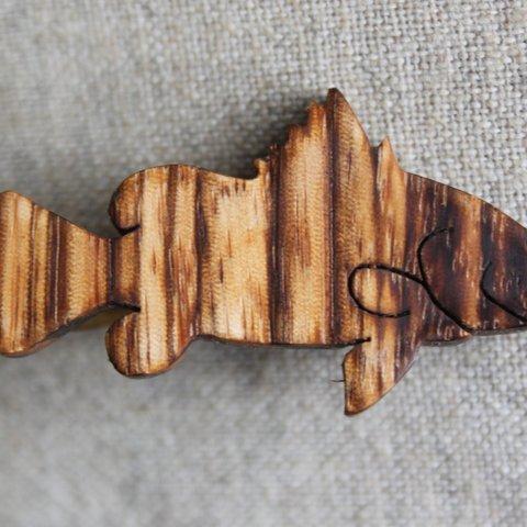 木製アカメ（幼魚）ネクタイピン