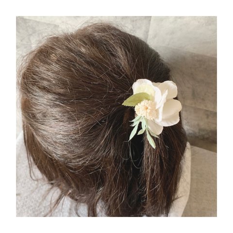 No８　ヘアゴム  　髪ゴム　髪飾り　ヘアアクセサリー 　オフホワイトの紫陽花　　パール　結婚式　アーティフィシャルフラワー　フォーマル　バッグチャーム　子ども　発表会