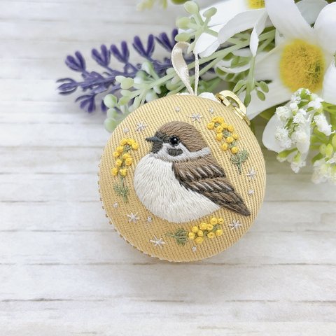 ミモザとスズメ🐣刺繍　マカロンケース　野鳥　鳥　小鳥