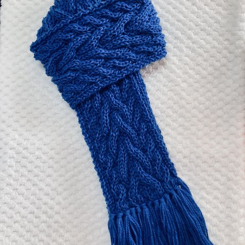 ボリュームたっぷりの縄編み手編みマフラー(ブルー)