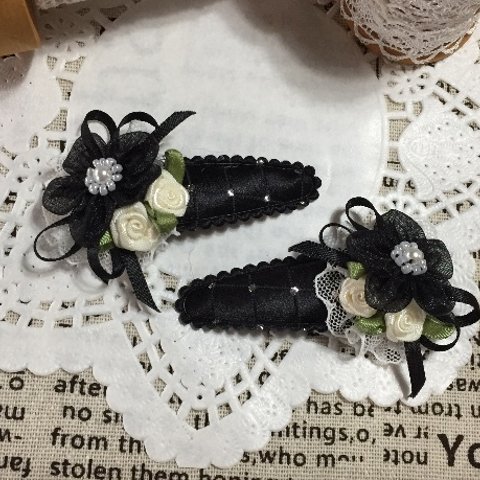 黒いのお花のパッチンピン