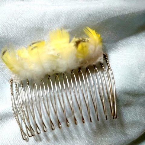 ヘアコーム　鳥の羽根　黄色　柄入り