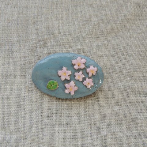 桜のブローチ　楕円　A   (ハンドメイド）