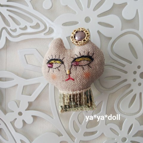 猫人形　ブローチ　ゴールド　ya*ya*doll アクセサリー　猫雑貨