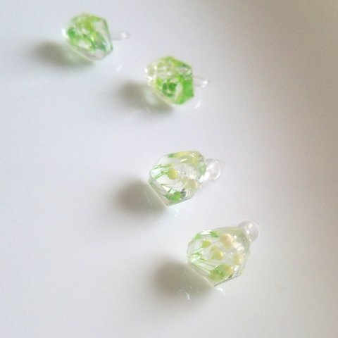氷のカケラ(かすみ草)greenイヤリング、ピアス