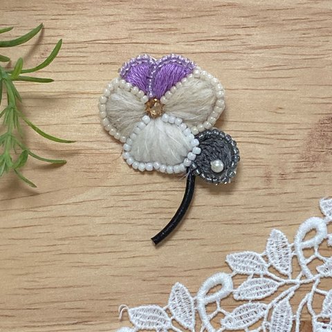 大人可愛い　ビーズ　刺繍ブローチ　＊パンジー＊　パープル