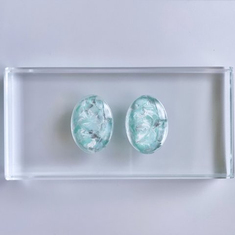 【特集掲載】glass oval mint green Earrings