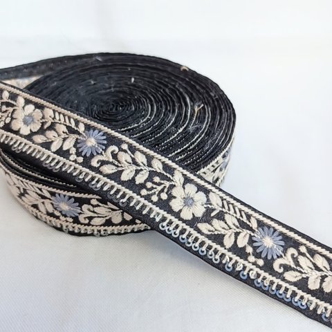 【50cm】【30mm幅】【ブラック】細め　インド刺繍リボン　ホワイト刺繍　フラワー　ハンドメイド　手芸　R036-3