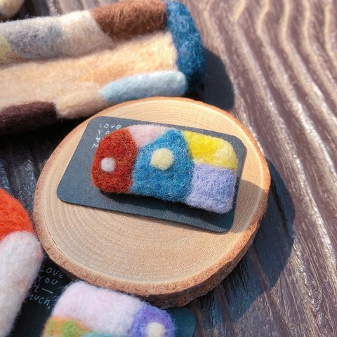 ブローチ　羊毛のハウス　羊毛フィルト　羊毛刺繍　