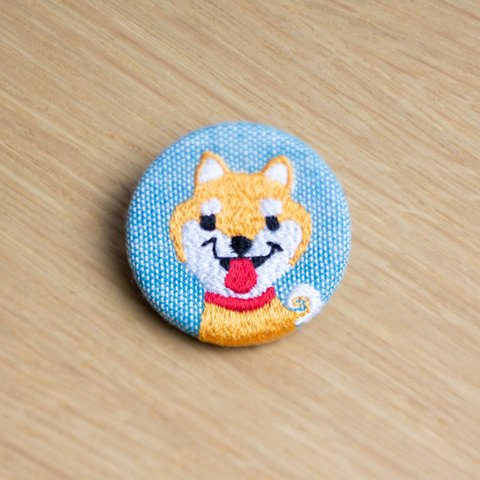 犬の刺繍くるみブローチ(青)