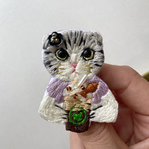 カフェタイム　ブリティッシュフォールド　猫ちゃん　刺繍ブローチ