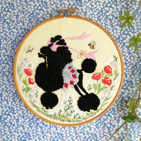 おしゃれブラック・プードル刺繍の壁飾り（大）/ poodle embroidery hoop art