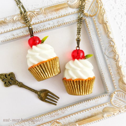 カップケーキのネックレス・チェリーB(cupcake  necklace/cherry/ペンダント/さくらんぼ/フェイクスイーツ/フェイクフード/食品サンプル/スイーツデコ)