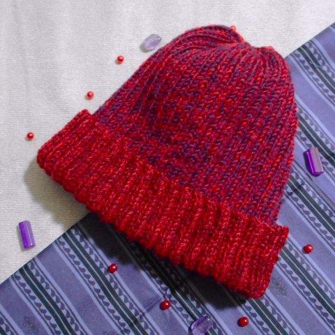 中細レッドとパープル糸の手編み帽子(ふち赤黒マーブル、胴に紫の各２本組)