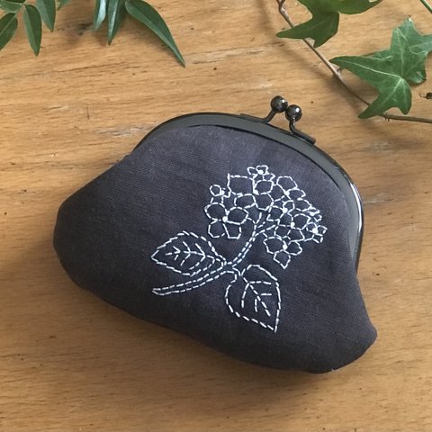 　紫陽花　ボタニカル手刺繍　リネンがま口ポーチ　