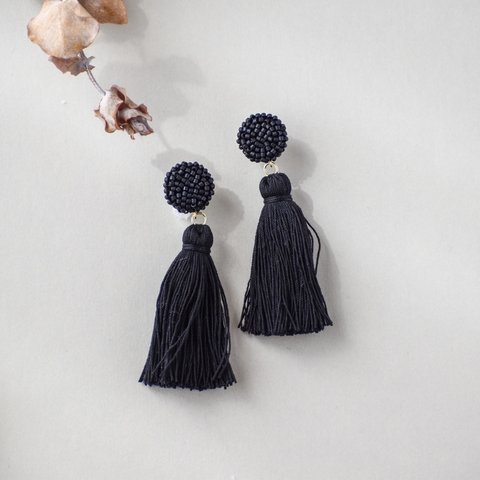 ビーズ刺繍タッセルピアスblack