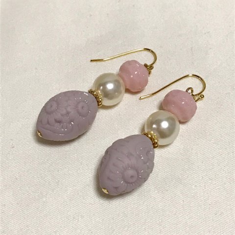 薄ピンク&薄紫 デイジーデザインのピアス