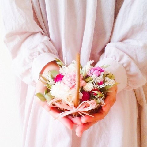 【母の日ギフト】　白とピンクお花のカゴアレンジ(ミニ)　手間なく長期間飾れる　バスケットアレンジ　フラワーギフト