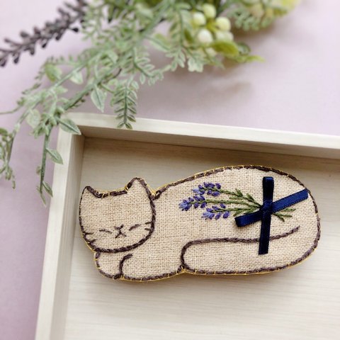 ラベンダーとお昼寝猫の刺繍バレッタ・ヘアクリップ