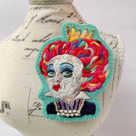 ちょっとアートな刺繍ブローチ No.140 ハートの女王